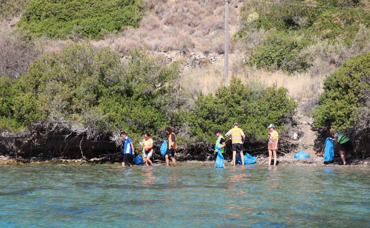 Muğla Koylarında Plastik Alarmı: 2 Saatte 1 Ton Atık Toplandı 1